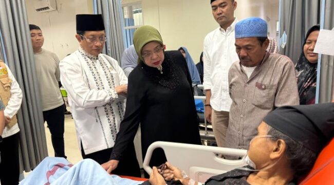 Menag Nasruddin Umar saat menjenguk korban masjid roboh. (Foto : Humas Kemenag)