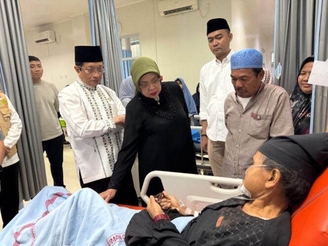 
					Menag Nasruddin Umar saat menjenguk korban masjid roboh. (Foto : Humas Kemenag)