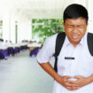 Ilustrasi anak sekolah sedang merasakan sakit perut diduga setelah santap menu MBG (lmarena ai)