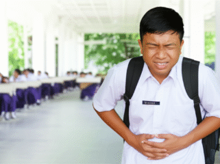 Ilustrasi anak sekolah sedang merasakan sakit perut diduga setelah santap menu MBG (lmarena ai)
