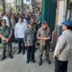 Panglima TNI Jenderal Agus Subiyanto saat mendampingi Presiden Prabowo Subianto meninjau Banjir Bali. (Foto : Puspen TNI)