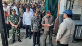 Panglima TNI Jenderal Agus Subiyanto saat mendampingi Presiden Prabowo Subianto meninjau Banjir Bali. (Foto : Puspen TNI)