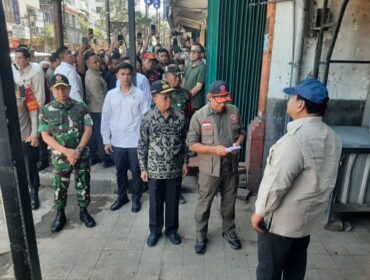 Panglima TNI Jenderal Agus Subiyanto saat mendampingi Presiden Prabowo Subianto meninjau Banjir Bali. (Foto : Puspen TNI)