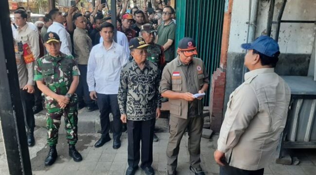 Panglima TNI Jenderal Agus Subiyanto saat mendampingi Presiden Prabowo Subianto meninjau Banjir Bali. (Foto : Puspen TNI)