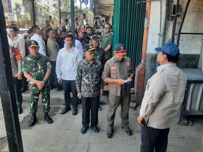 
					Panglima TNI Jenderal Agus Subiyanto saat mendampingi Presiden Prabowo Subianto meninjau Banjir Bali. (Foto : Puspen TNI)