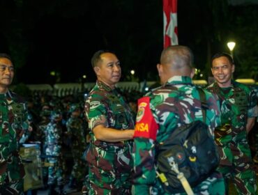 Penglima TNI Jenderal Agus Subiyanto saat meninjau pasukan keamanan di lapangan Monas (Foto: Puspen TNI)