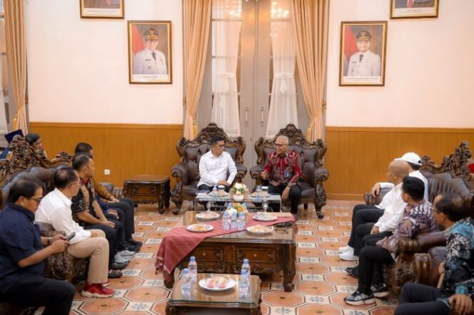 
					Gubernur Banten Andra Soni. saat menerima Ketua Umum PWI Pusat AKhmad Munir dan jajaran pengurus. ( Foto : PWI.Pusat) 