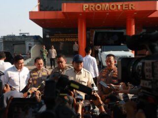 Presiden Prabowo Subianto saat memberikan keterangan kepada awak media usai menjenguk mpara korban kerusuhan di RS Bhayangkara Kramat Jati. (Foto : Setneg)