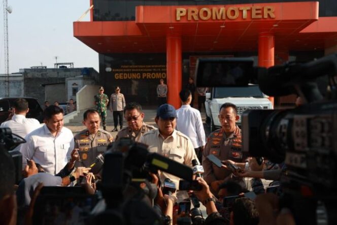 
					Presiden Prabowo Subianto saat memberikan keterangan kepada awak media usai menjenguk mpara korban kerusuhan di RS Bhayangkara Kramat Jati. (Foto : Setneg)