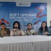 Presiden Direktur PT Murni Sadar Tbk, DR. dr. Mutiara, MHA, MKT, saat konferensi pers  Soft Opening RS Murni Teguh Pejaten, Kamis (25/09/2025). (Foto: Dok. Jejaknarasi.id)