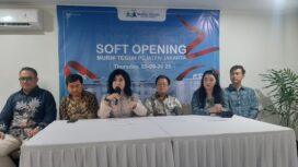 Presiden Direktur PT Murni Sadar Tbk, DR. dr. Mutiara, MHA, MKT, saat konferensi pers  Soft Opening RS Murni Teguh Pejaten, Kamis (25/09/2025). (Foto: Dok. Jejaknarasi.id)