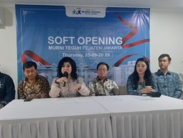 Presiden Direktur PT Murni Sadar Tbk, DR. dr. Mutiara, MHA, MKT, saat konferensi pers  Soft Opening RS Murni Teguh Pejaten, Kamis (25/09/2025). (Foto: Dok. Jejaknarasi.id)