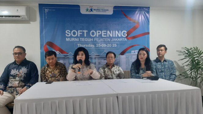 
					Presiden Direktur PT Murni Sadar Tbk, DR. dr. Mutiara, MHA, MKT, saat konferensi pers  Soft Opening RS Murni Teguh Pejaten, Kamis (25/09/2025). (Foto: Dok. Jejaknarasi.id)