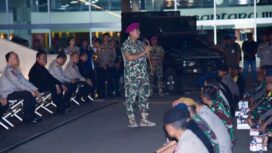 Jenderal TNI (Mar) Dr. Endi Supardi, S.E. saat memberikan arahan kepada prajurit TNI-Polri . (Foto : Humas Korps Marinir)