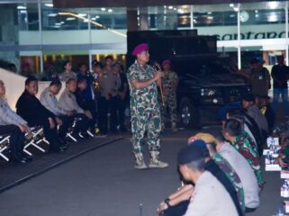 Jenderal TNI (Mar) Dr. Endi Supardi, S.E. saat memberikan arahan kepada prajurit TNI-Polri . (Foto : Humas Korps Marinir)