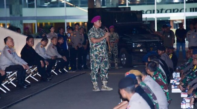 Jenderal TNI (Mar) Dr. Endi Supardi, S.E. saat memberikan arahan kepada prajurit TNI-Polri . (Foto : Humas Korps Marinir)