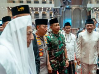 Panglima TNI Jenderal TNI Agus Subiyanto bersama Kapolri Jeneral Listyo Sigit Prabowo saat beramah tama usai mengikuti Maulid Nabi Muhammad SAW. (Foto : Puspen TNI)