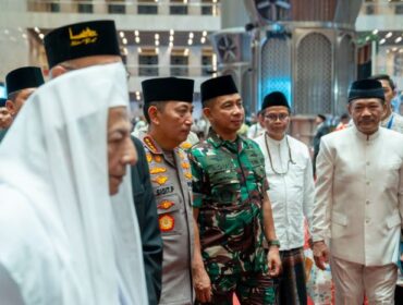  Panglima TNI Jenderal TNI Agus Subiyanto bersama Kapolri Jeneral Listyo Sigit Prabowo saat beramah tama usai mengikuti Maulid Nabi Muhammad SAW. (Foto : Puspen TNI)