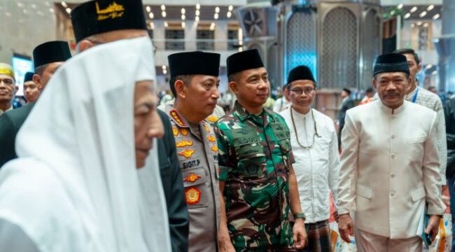  Panglima TNI Jenderal TNI Agus Subiyanto bersama Kapolri Jeneral Listyo Sigit Prabowo saat beramah tama usai mengikuti Maulid Nabi Muhammad SAW. (Foto : Puspen TNI)