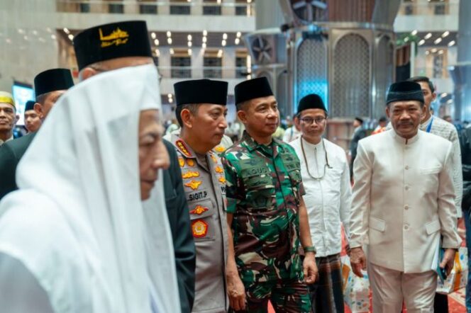 
					 Panglima TNI Jenderal TNI Agus Subiyanto bersama Kapolri Jeneral Listyo Sigit Prabowo saat beramah tama usai mengikuti Maulid Nabi Muhammad SAW. (Foto : Puspen TNI)
