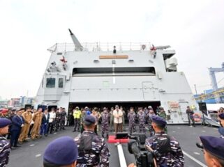 Menteri Pertahanan Republik Indonesia Jenderal TNI (Purn) Sjafrie Sjamsoeddin  saat memberikan sambutan dalam acara  kedatamgan KRI Brawijaya-320 . (Foto : Poto : Puspen TNI)