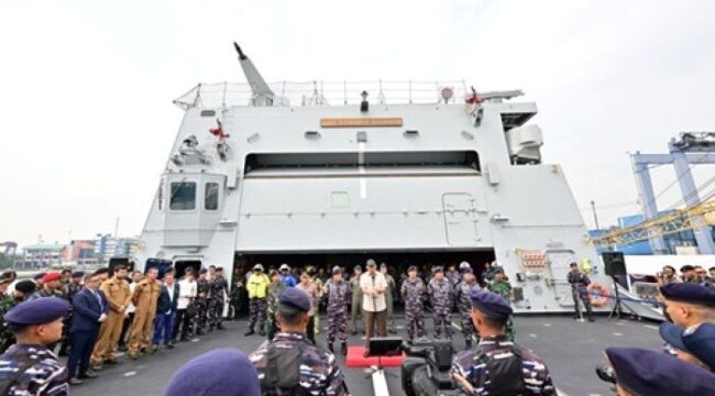 Menteri Pertahanan Republik Indonesia Jenderal TNI (Purn) Sjafrie Sjamsoeddin  saat memberikan sambutan dalam acara  kedatamgan KRI Brawijaya-320 . (Foto : Poto : Puspen TNI)