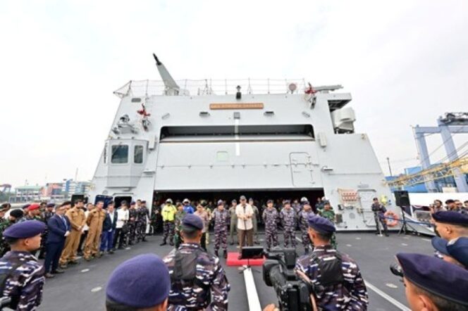 
					Menteri Pertahanan Republik Indonesia Jenderal TNI (Purn) Sjafrie Sjamsoeddin  saat memberikan sambutan dalam acara  kedatamgan KRI Brawijaya-320 . (Foto : Poto : Puspen TNI)