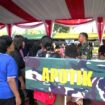 Kebersamaan Prajurit TNI dan Masyarakat dalam gelaran TNI AD Fair . (Foto: Kadispenad)