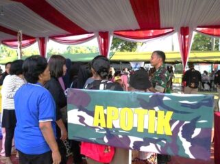 Kebersamaan Prajurit TNI dan Masyarakat dalam gelaran TNI AD Fair . (Foto: Kadispenad)