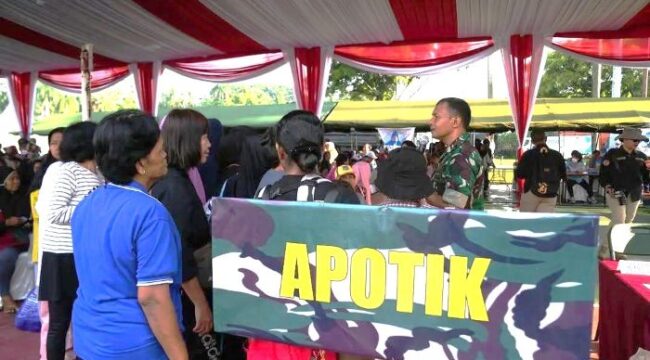Kebersamaan Prajurit TNI dan Masyarakat dalam gelaran TNI AD Fair . (Foto: Kadispenad)
