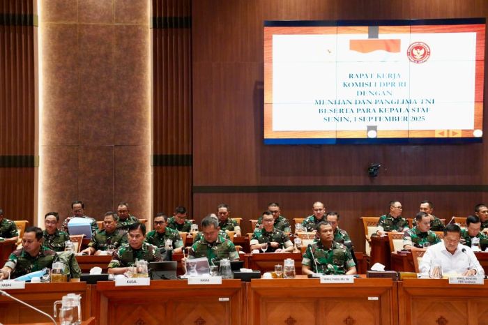 Wakil Panglima TNI Jenderal TNI Tandyo Budi R bersama Wakil Menteri Pertahanan Republik Indonesia (Wamenhan RI) Donny Ermawan Taufanto, didampingi para Kepala Staf Angkatan saat menghadiri Rapat Kerja bersama Komisi I Dewan Perwakilan Rakyat (DPR RI) (Foto : Puspen TNI)