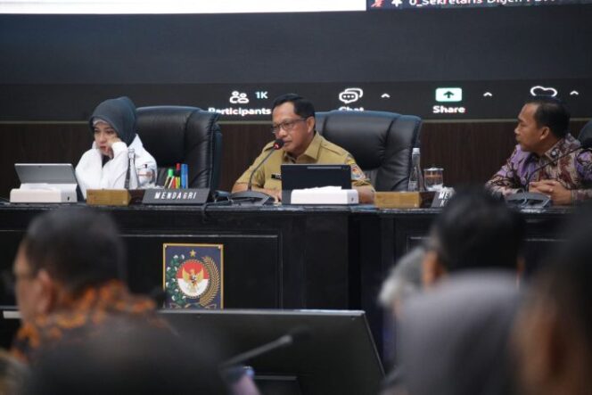 
					Mendagri Tito Karnavian saat memimpin Rapat. (Foto : Puspen Kemendagri)