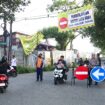 Anggota Dishub Tangsel sedang melakukan uji coba jalur 1 arah di wilayah Pondok Cabe (Foto: Istimewa)