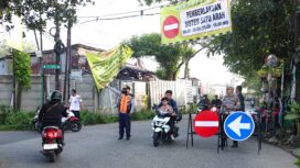 Anggota Dishub Tangsel sedang melakukan uji coba jalur 1 arah di wilayah Pondok Cabe (Foto: Istimewa)