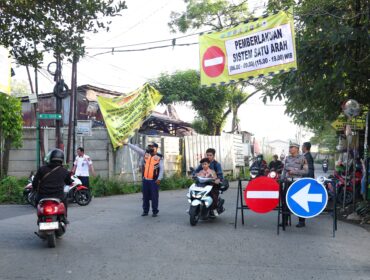 Anggota Dishub Tangsel sedang melakukan uji coba jalur 1 arah di wilayah Pondok Cabe (Foto: Istimewa)