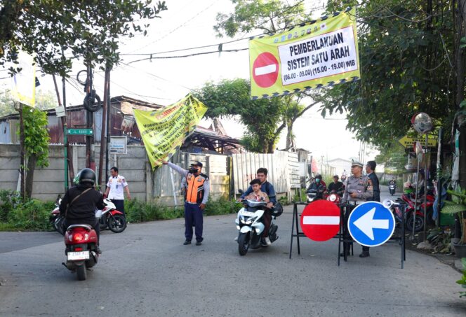 
					Anggota Dishub Tangsel sedang melakukan uji coba jalur 1 arah di wilayah Pondok Cabe (Foto: Istimewa)
