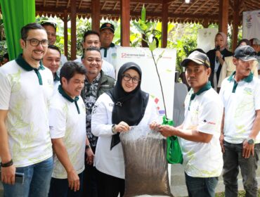 Wakil Bupati Tangerang, Intan Nurul Hikmah saat menghadiri kegiatan tanam pohon bersama PT Sinar Mas Land (Foto: Istimewa)