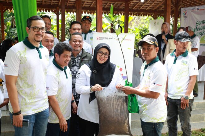 
					Wakil Bupati Tangerang, Intan Nurul Hikmah saat menghadiri kegiatan tanam pohon bersama PT Sinar Mas Land (Foto: Istimewa)