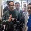 Hotman Paris (Kanan) saat mendampingi kliennya Nadiem Makarim . (Foto : Ist)
