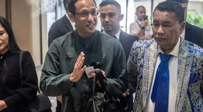 Hotman Paris (Kanan) saat mendampingi kliennya Nadiem Makarim . (Foto : Ist)