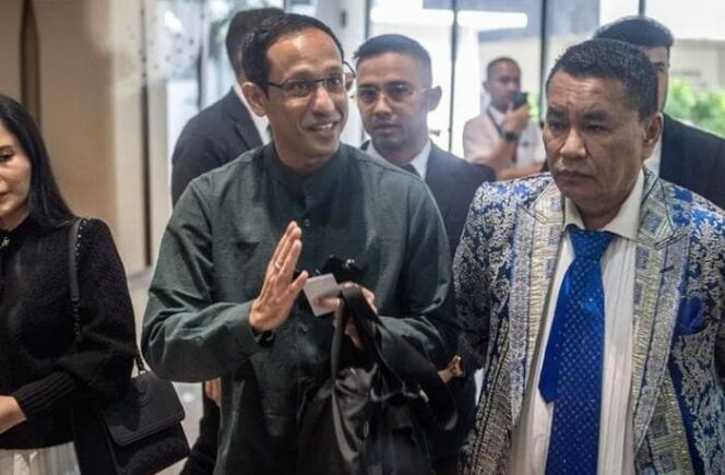 
					Hotman Paris (Kanan) saat mendampingi kliennya Nadiem Makarim . (Foto : Ist)