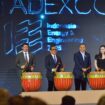 Country Manager Pamerindo Indonesia Lia Indriasari (kanan)  bersama Menteri Koordinator Bidang Pembangunan Manusia dan Kebudayaan, Prof. Dr. Pratikno, M.Soc.Sc (tengah) saat membuka Pameran Pameran Indonesia Energy & Engineering (IEE) 2025. (Foto : Bambang)