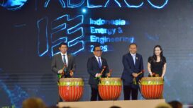 Country Manager Pamerindo Indonesia Lia Indriasari (kanan)  bersama Menteri Koordinator Bidang Pembangunan Manusia dan Kebudayaan, Prof. Dr. Pratikno, M.Soc.Sc (tengah) saat membuka Pameran Pameran Indonesia Energy & Engineering (IEE) 2025. (Foto : Bambang)