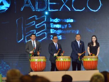 Country Manager Pamerindo Indonesia Lia Indriasari (kanan)  bersama Menteri Koordinator Bidang Pembangunan Manusia dan Kebudayaan, Prof. Dr. Pratikno, M.Soc.Sc (tengah) saat membuka Pameran Pameran Indonesia Energy & Engineering (IEE) 2025. (Foto : Bambang)