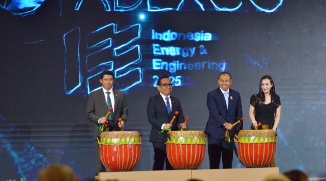 Country Manager Pamerindo Indonesia Lia Indriasari (kanan)  bersama Menteri Koordinator Bidang Pembangunan Manusia dan Kebudayaan, Prof. Dr. Pratikno, M.Soc.Sc (tengah) saat membuka Pameran Pameran Indonesia Energy & Engineering (IEE) 2025. (Foto : Bambang)