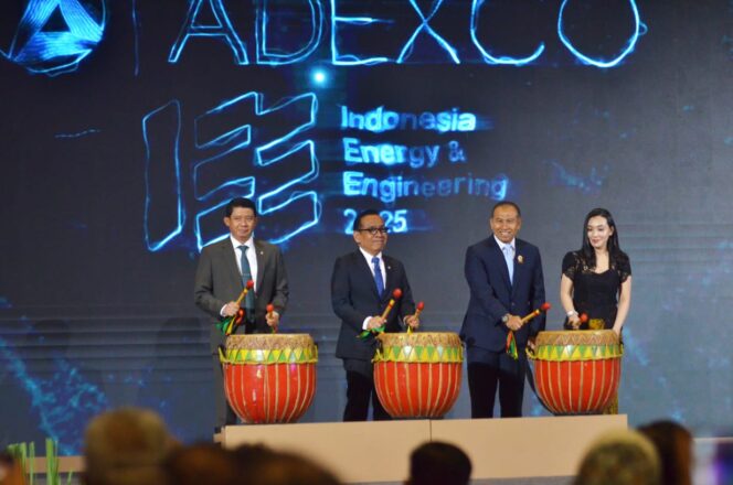 
					Country Manager Pamerindo Indonesia Lia Indriasari (kanan)  bersama Menteri Koordinator Bidang Pembangunan Manusia dan Kebudayaan, Prof. Dr. Pratikno, M.Soc.Sc (tengah) saat membuka Pameran Pameran Indonesia Energy & Engineering (IEE) 2025. (Foto : Bambang)