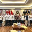 Ketua PWI Pusat Akhmad Munir bersama para pengurus foto bersama dengan Menteri Hukum, Supratman Andi Agtas, dan jajarannya. (Foto ; Humas Kemenkum)