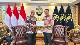Ketua PWI Pusat Akhmad Munir saat menerima akta Penerbitan AHU PWI. (Foto; Kemenkum)