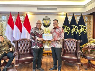 Ketua PWI Pusat Akhmad Munir saat menerima akta Penerbitan AHU PWI. (Foto; Kemenkum)