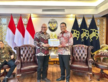 Ketua PWI Pusat Akhmad Munir saat menerima akta Penerbitan AHU PWI. (Foto; Kemenkum)